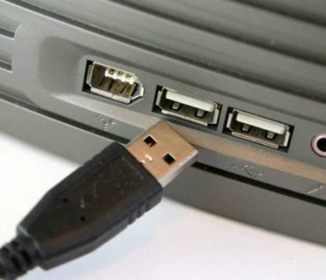 Podkljuchaem-v-razjom-neskolko-USB-ustrojstv-zatem-podkljuchaem-ih-k-drugomu-PK.jpg