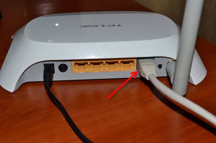 Vstavljaem-Ethernet-kabel-v-WAN-port-marshrutizatora.jpg
