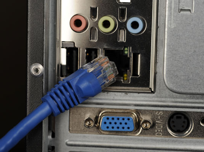 Podkljuchaem-internet-kabel-k-kompjuteru.jpg